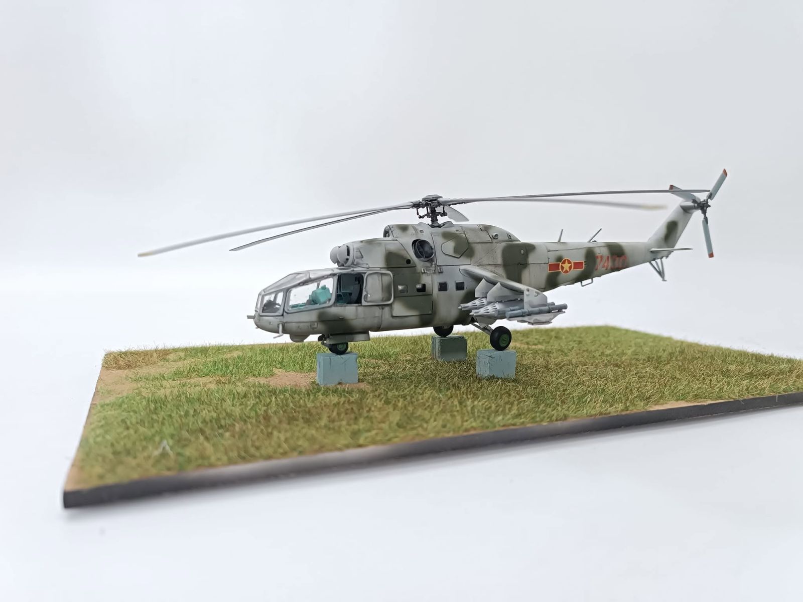 mo-hinh-may-bay-mi-24a-qdnd-viet-nam-kem-sa-ban-123
